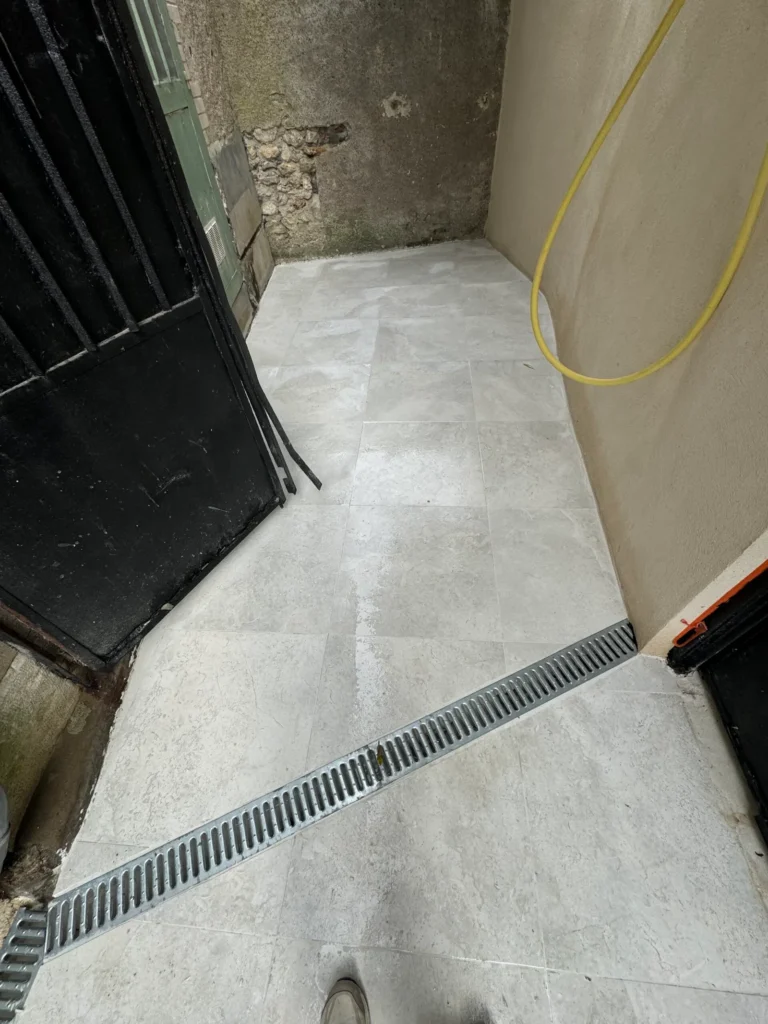 Carrelage extérieur effet pierre avec caniveau d’évacuation