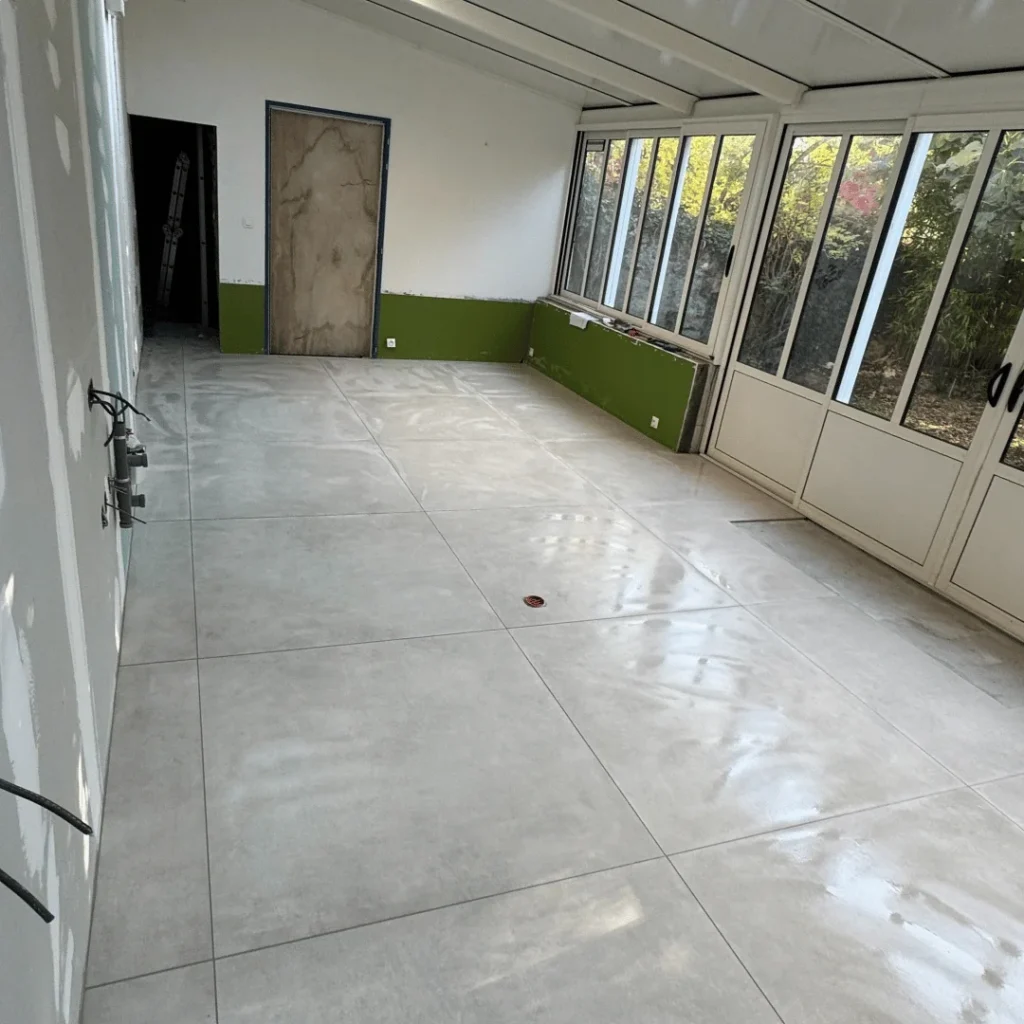 Véranda terminée en carrelage grand format