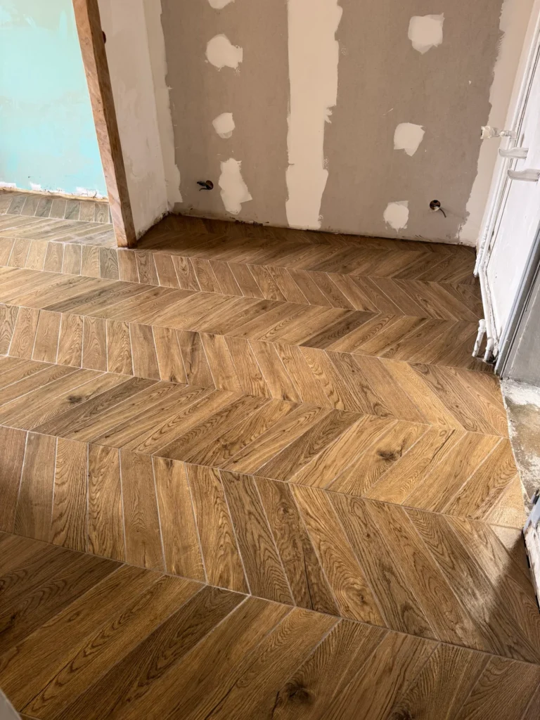 Carrelage imitation parquet posé en chevron
