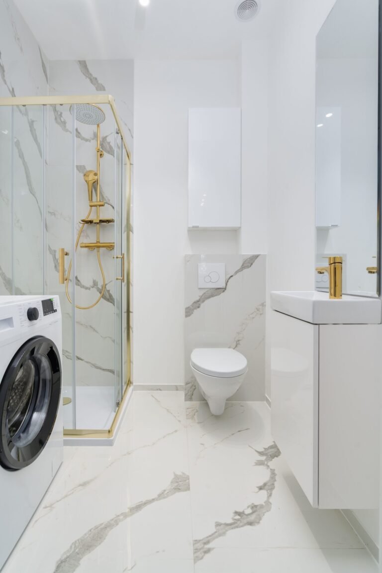 Salle de bain en carrelage effet marbre