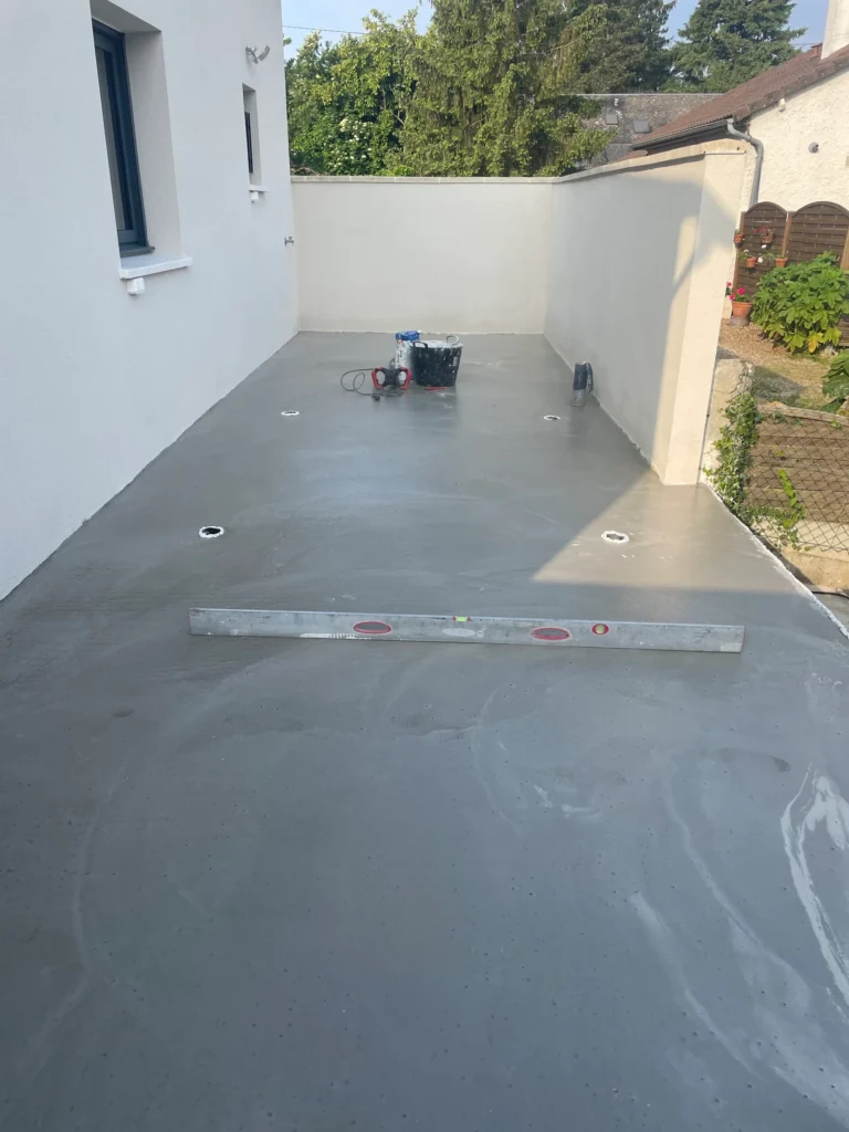 Chape de terrasse préparée avant la pose du carrelage