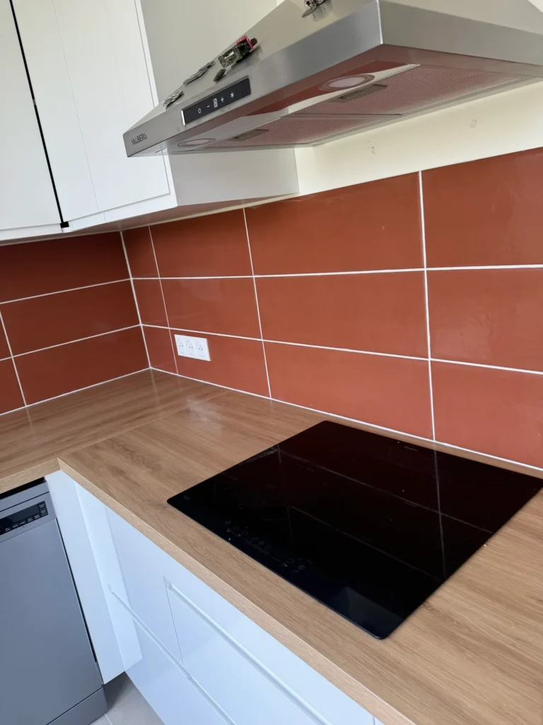 Crédence de cuisine en carrelage terracotta