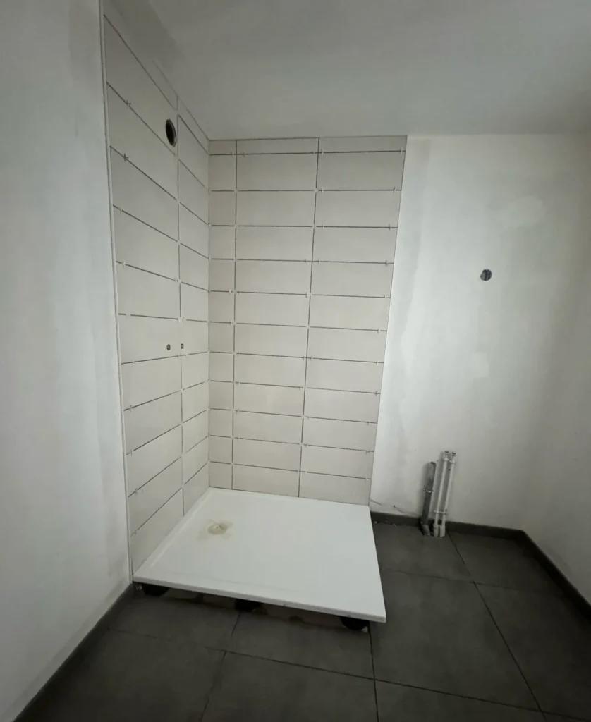 Douche en faïence blanche, sol en carrelage gris anthracite