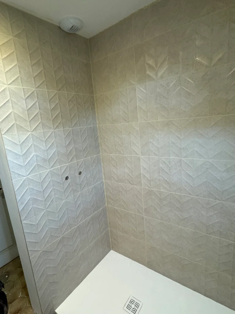 Douche en faïence à relief chevrons et receveur extra-plat