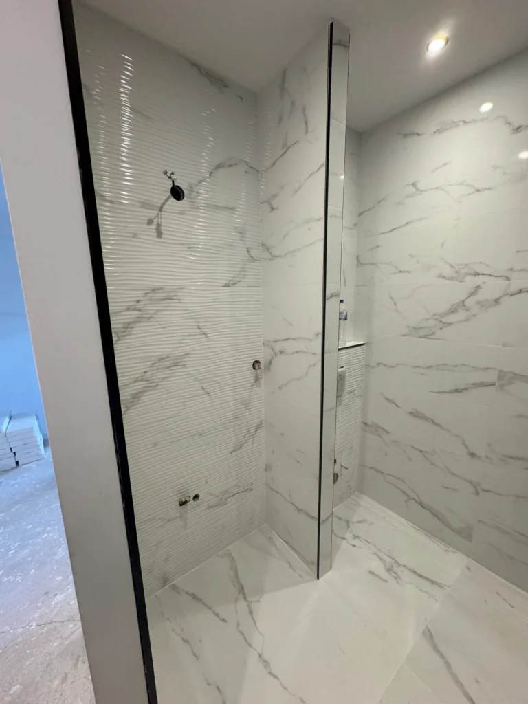 Douche à l’italienne en carrelage effet marbre blanc