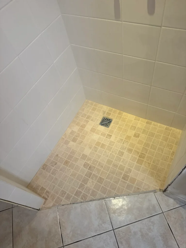 Douche à l’italienne en petits carreaux beiges