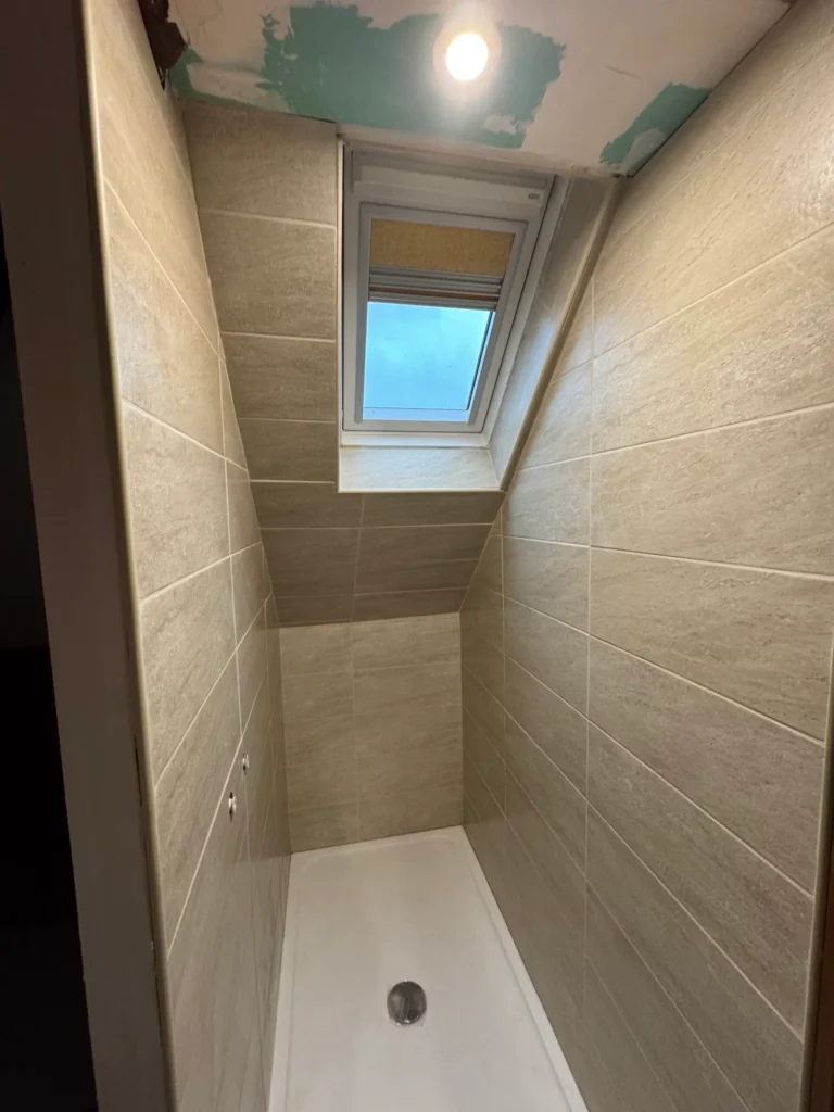 Douche sous combles en faïence grand format beige