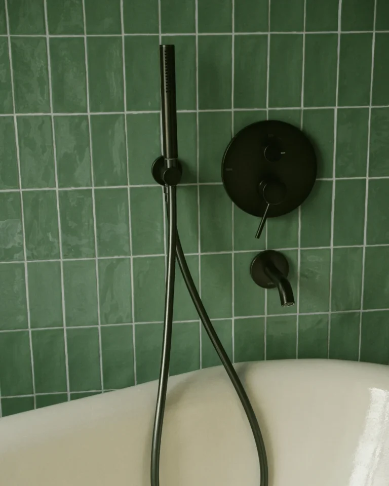 Salle de bain en faïence verte et robinetterie encastrée
