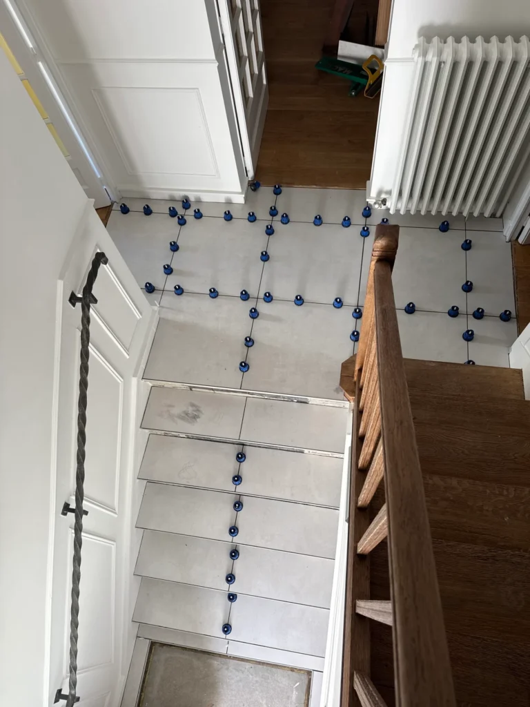 Pose de carrelage sur les marches d’un escalier