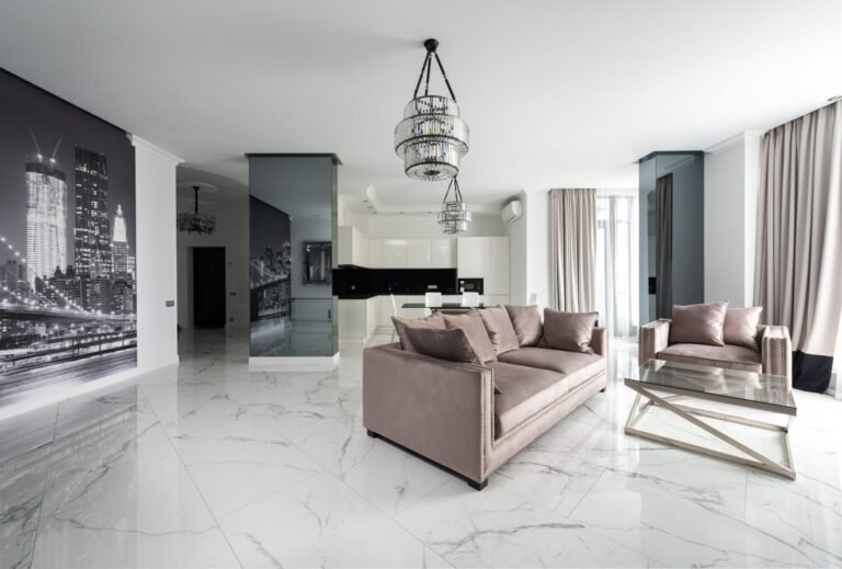 Pose de carrelage dans un salon