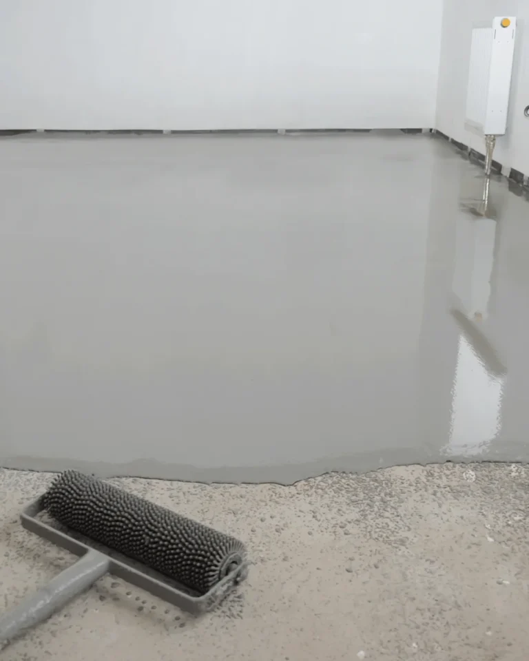 Ragréage autolissant coulé avant la pose du carrelage