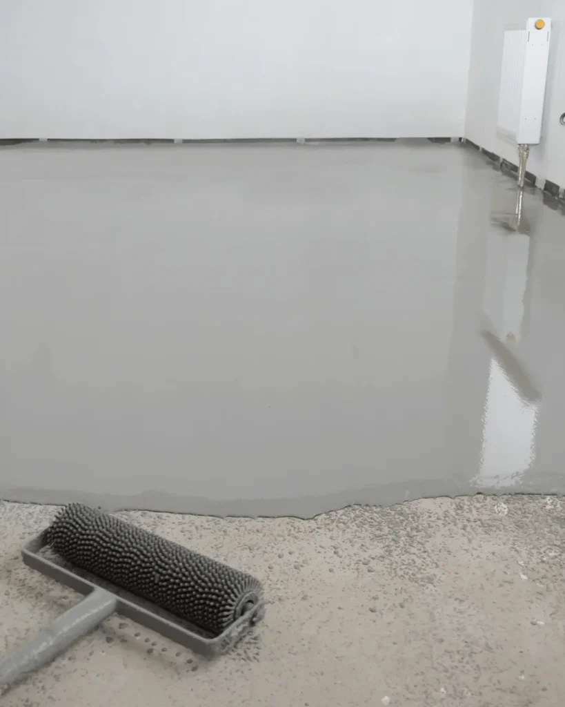 Ragréage autolissant coulé avant la pose du carrelage