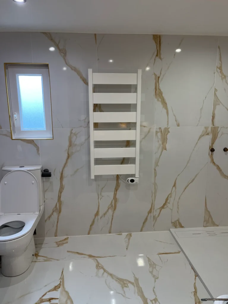 Salle de bain en carrelage effet marbre blanc veiné d’or