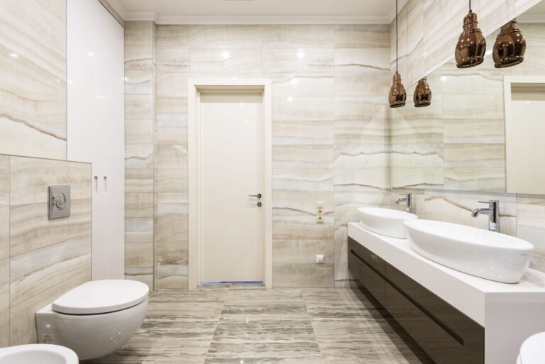 Carrelage et faïence coordonnés dans une salle de bain