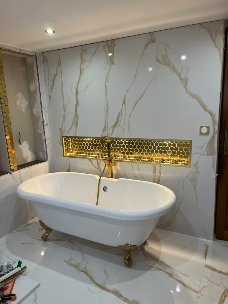 Salle de bain en grand format effet marbre avec baignoire îlot