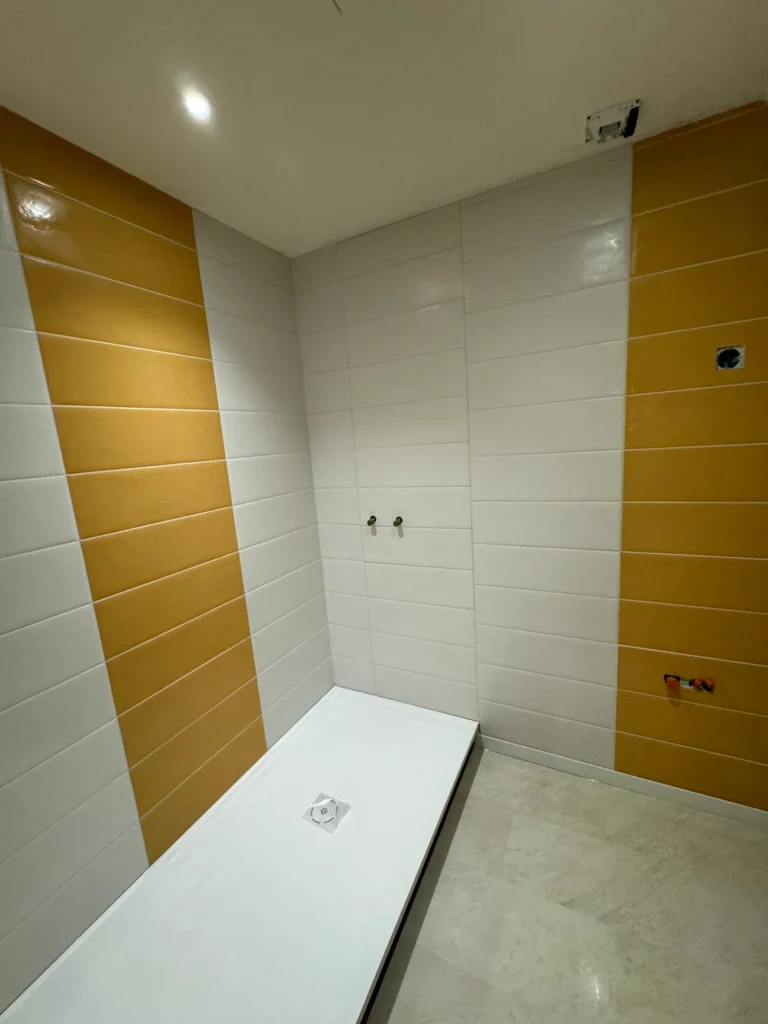 Douche en faïence blanche rythmée de bandes de couleur
