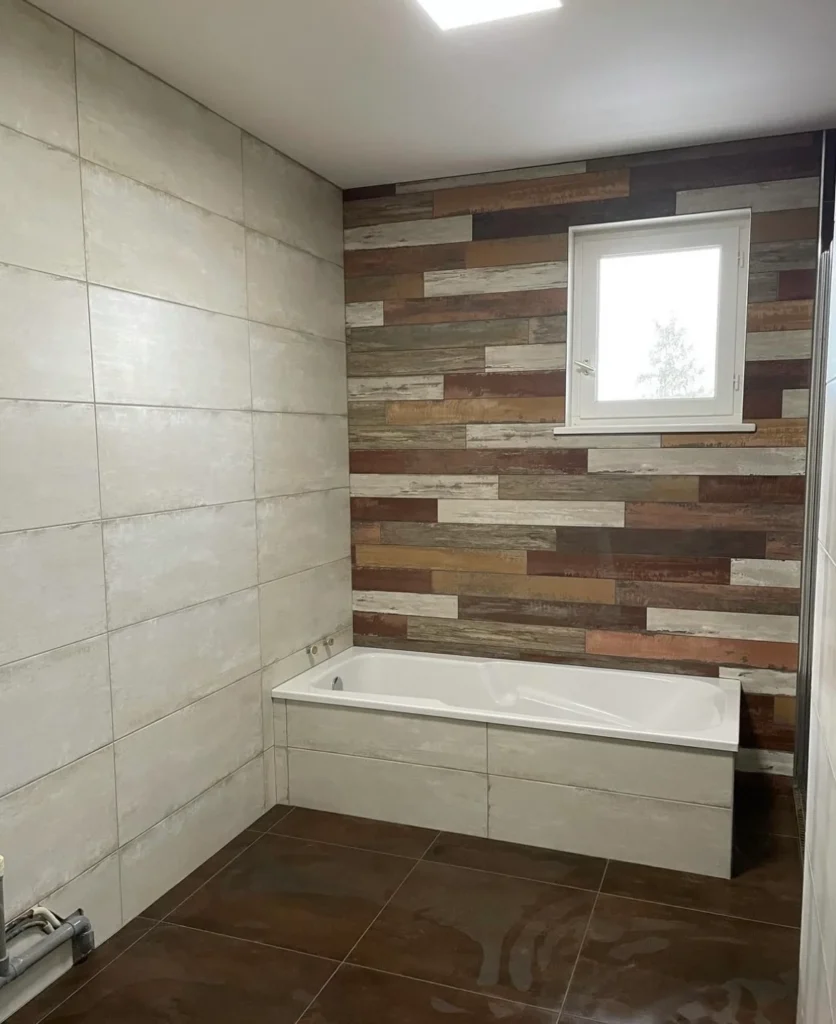 Faïence grand format et tablier de baignoire effet bois