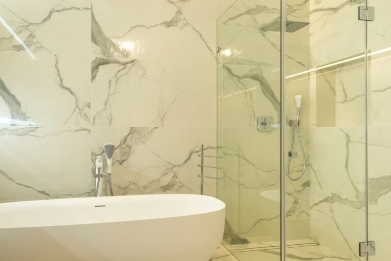 Salle de bain carrelée sol et murs