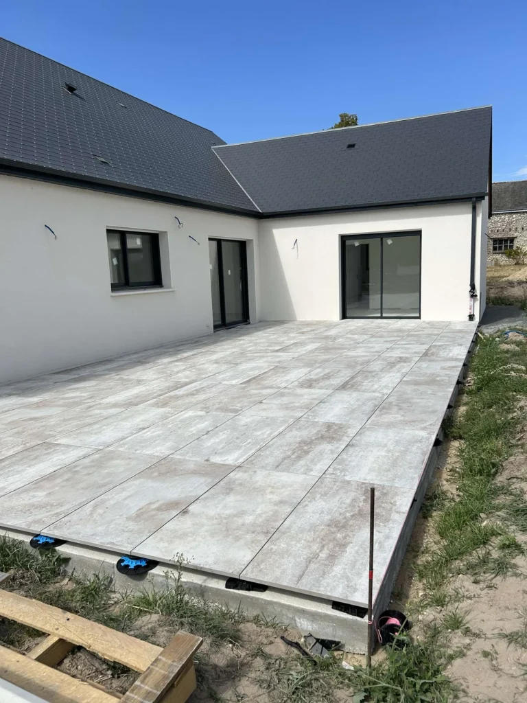 Terrasse en carrelage grand format posée sur plots