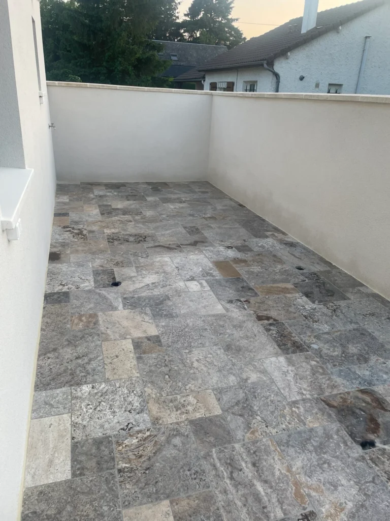 Terrasse en dallage de pierre naturelle posé en opus